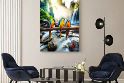 Obraz: Trzy ary na gałęzi na tle wodospadu