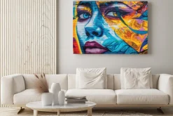 Obraz: Twarz kobiety na kolorowym ceglanym murze