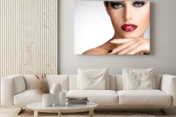 Obraz: Twarz kobiety z pięknym ciemnym gwoździ i seksowne czerwone usta