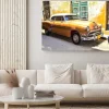 Obraz: Żółty klasyczny samochód przy kamienicy na kubie