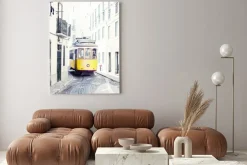 Obraz: Żółty starożytny tramwaj na ulicach lizbony w portugalii