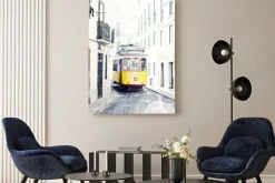 Obraz: Żółty starożytny tramwaj na ulicach lizbony w portugalii