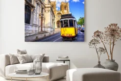 Obraz: Żółty tramwaj na tle katedry w lizbonie