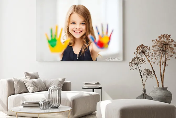 Obraz: Uśmiechnięta dziewczyna pokazując malowane ręce