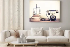 Obraz: Vintage stary telefon, wagi z zegarki i pieniądze, książki