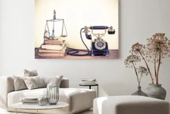 Obraz: Vintage stary telefon, wagi z zegarki i pieniądze, książki