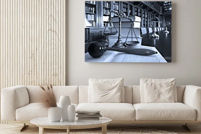Obraz: Waga i młotek sędziowski w bibliotece