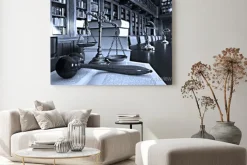 Obraz: Waga i młotek sędziowski w bibliotece