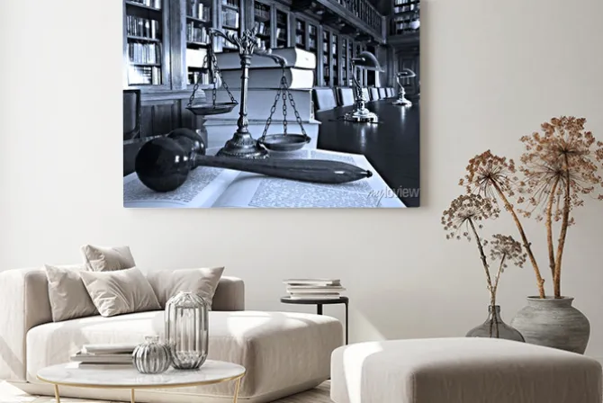 Obraz: Waga i młotek sędziowski w bibliotece