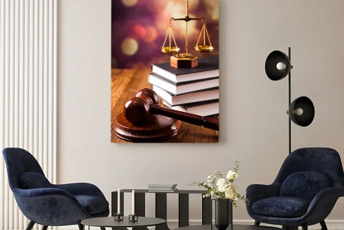 Obraz: Waga temidy i młotek sędziego na książkach