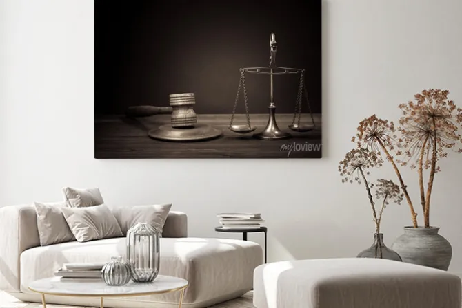 Obraz: Wagi prawa, sędzia młotek na stole. symbol sprawiedliwości