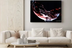 Obraz: Zbliżenie czerwonego wina odlewania