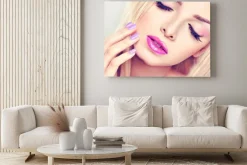 Obraz: Zbliżenie na twarz blondynki z różowym makijażem