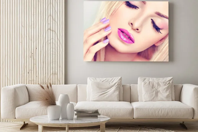 Obraz: Zbliżenie na twarz blondynki z różowym makijażem