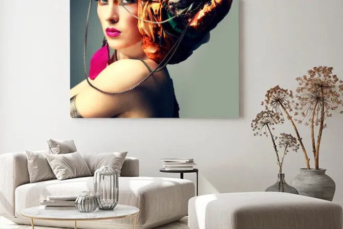 Obraz: Zdjęcie z rudowłosą kobietą w fryzurze z kolorowym tkaniny