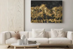 Obraz: Zdobione złote drzewa ma czarnym murze