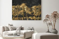 Obraz: Zdobione złote drzewa ma czarnym murze