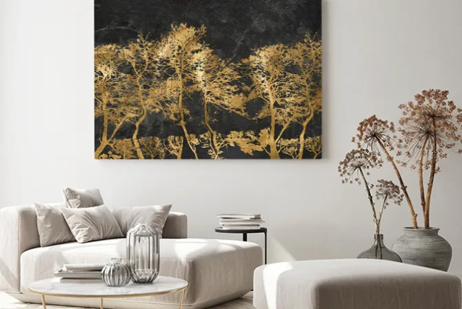 Obraz: Zdobione złote drzewa ma czarnym murze
