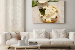 Obraz: Zdrowe jedzenie. twaróg i mleko na białym tle drewnianych