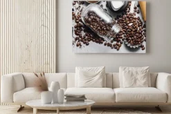 Obraz: Ziarna kawy słoiki i papierowe kubki na szarym tle