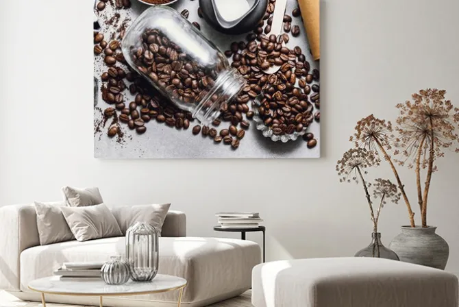 Obraz: Ziarna kawy słoiki i papierowe kubki na szarym tle