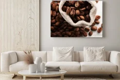 Obraz: Ziarna kawy w worku jutowym z bliska