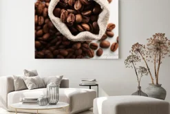 Obraz: Ziarna kawy w worku jutowym z bliska