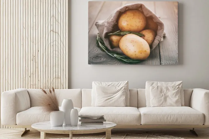 Obraz: Ziemniaki dziecka w torbie worek z rozmarynem na stole drewna,