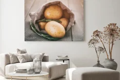 Obraz: Ziemniaki dziecka w torbie worek z rozmarynem na stole drewna,