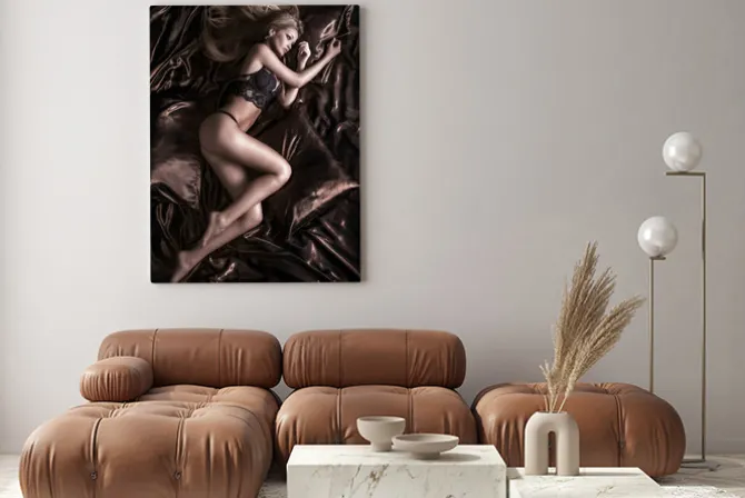 Obraz: Zmysłowa blondynka kobieta pozowanie w bieliźnie.