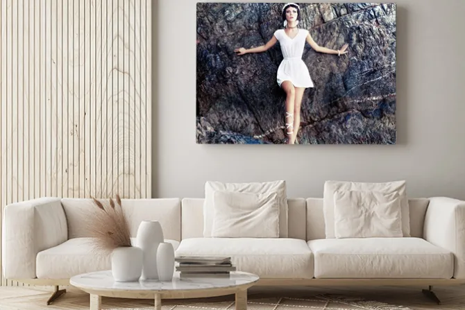 Obraz: Zmysłowa dziewczyna na skałach