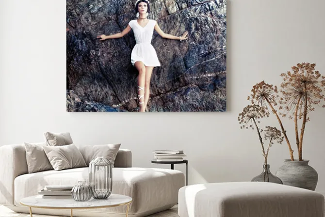 Obraz: Zmysłowa dziewczyna na skałach