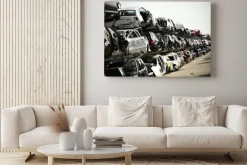 Obraz: Zniszczone pojazdy są widoczne na złomowisku samochodów