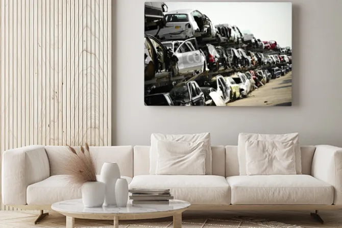 Obraz: Zniszczone pojazdy są widoczne na złomowisku samochodów