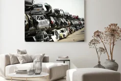 Obraz: Zniszczone pojazdy są widoczne na złomowisku samochodów