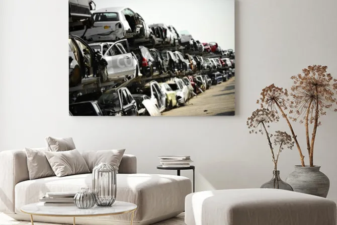 Obraz: Zniszczone pojazdy są widoczne na złomowisku samochodów