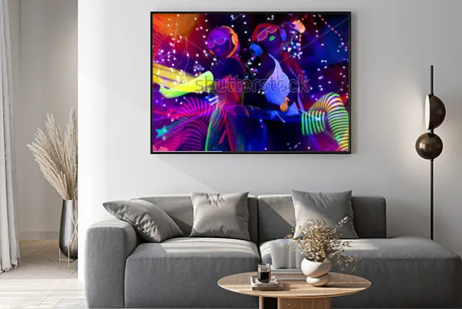 Plakat: 2 sexy cyber raver kobiety nakręcony w fluorescencyjnej odzieży