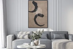 Plakat: Abstrakcyjne czarne i białe kształty na beżowym tle