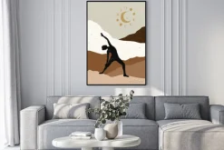 Plakat: Abstrakcyjny krajobraz i kobieta w pozycji jogi