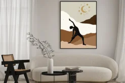 Plakat: Abstrakcyjny krajobraz i kobieta w pozycji jogi