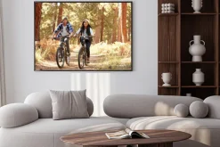 Plakat: African american para na rowerze poprzez upadku woodland