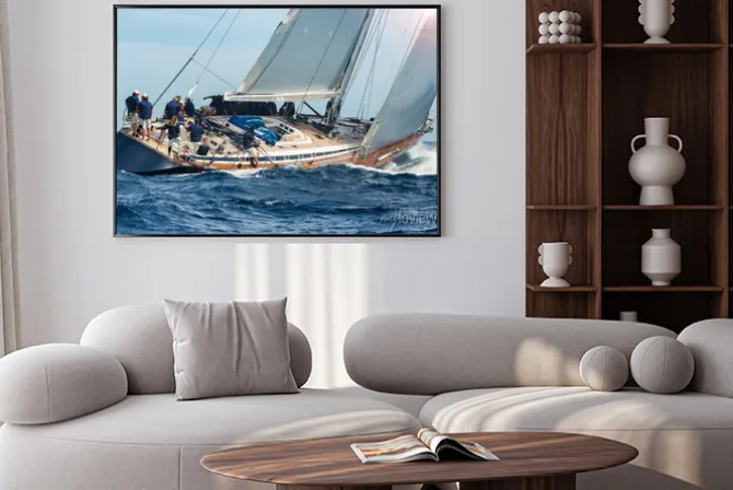 Plakat: Żaglówka z pasażerami na morzu