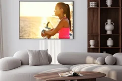 Plakat: Aktywna kobieta relaks po pracy na statku patrząc na morze w