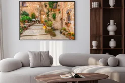 Plakat: Aleja w starym mieście toskanii we włoszech