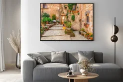 Plakat: Aleja w starym mieście toskanii we włoszech