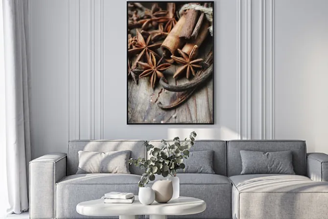 Plakat: Aromatyczne przyprawy na drewnianym tle