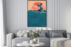 Plakat: Artystyczna ilustracja z wielorybem na tle słońca