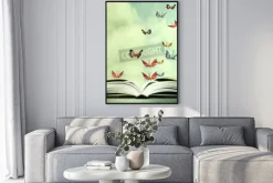 Plakat: Artystyczny obraz otwartej książki i kolorowe motyle, które unoszą