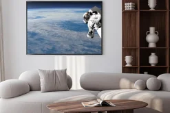 Plakat: Astronauta lub kosmonauta latania na ziemi - 3d render