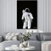 Plakat: Astronauta na czarnym tle